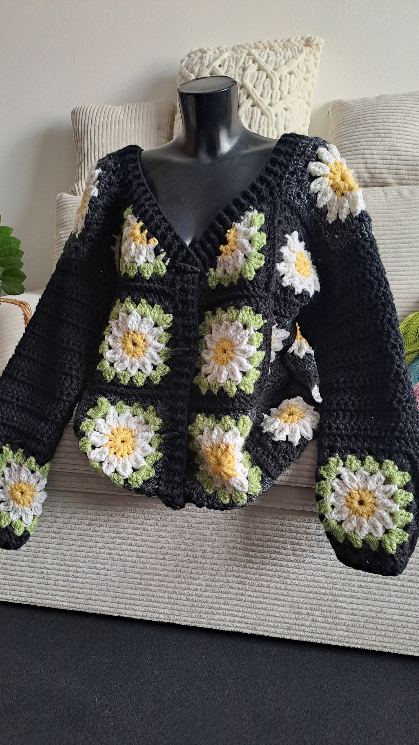 Kvietkovaný patchwork sveter