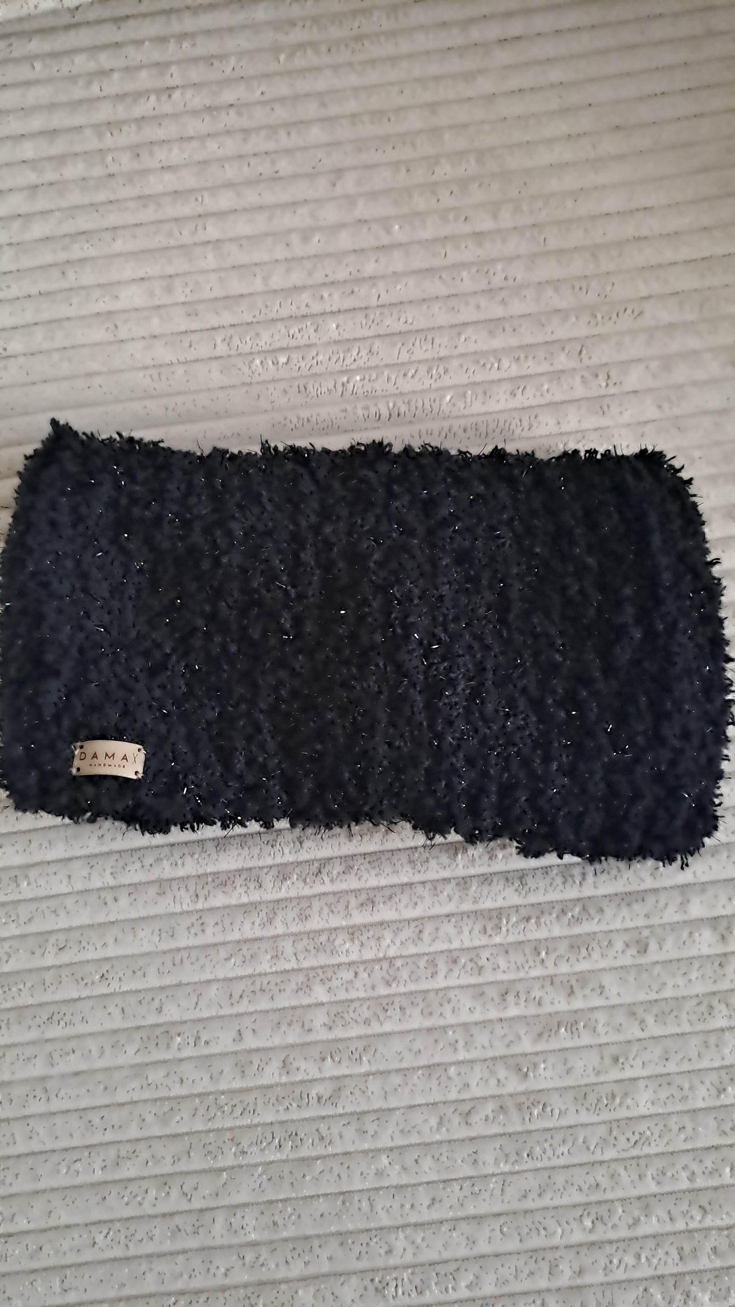 Čierna huňatá čelenka