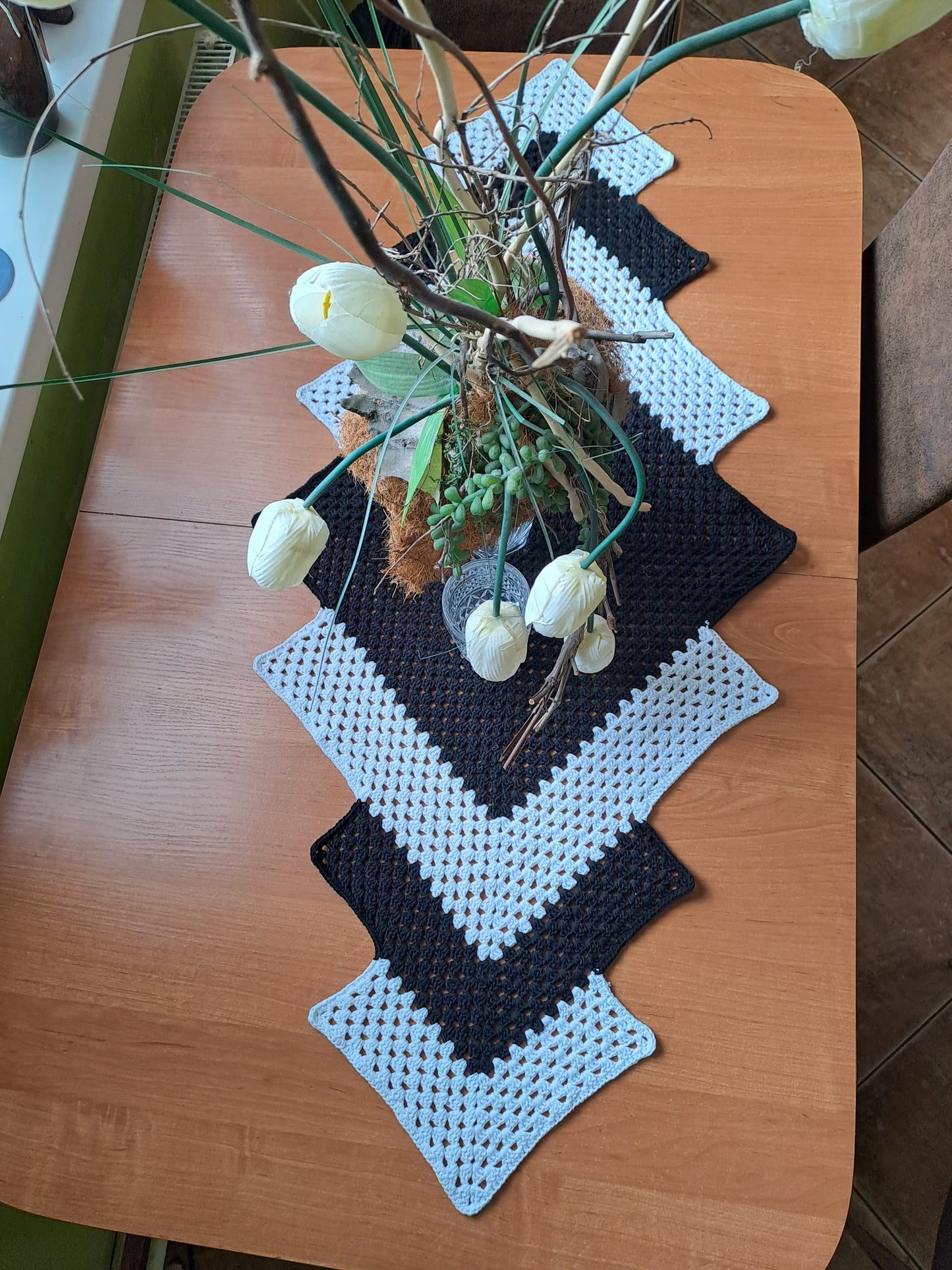 Čierno biely háčkovaný obrus