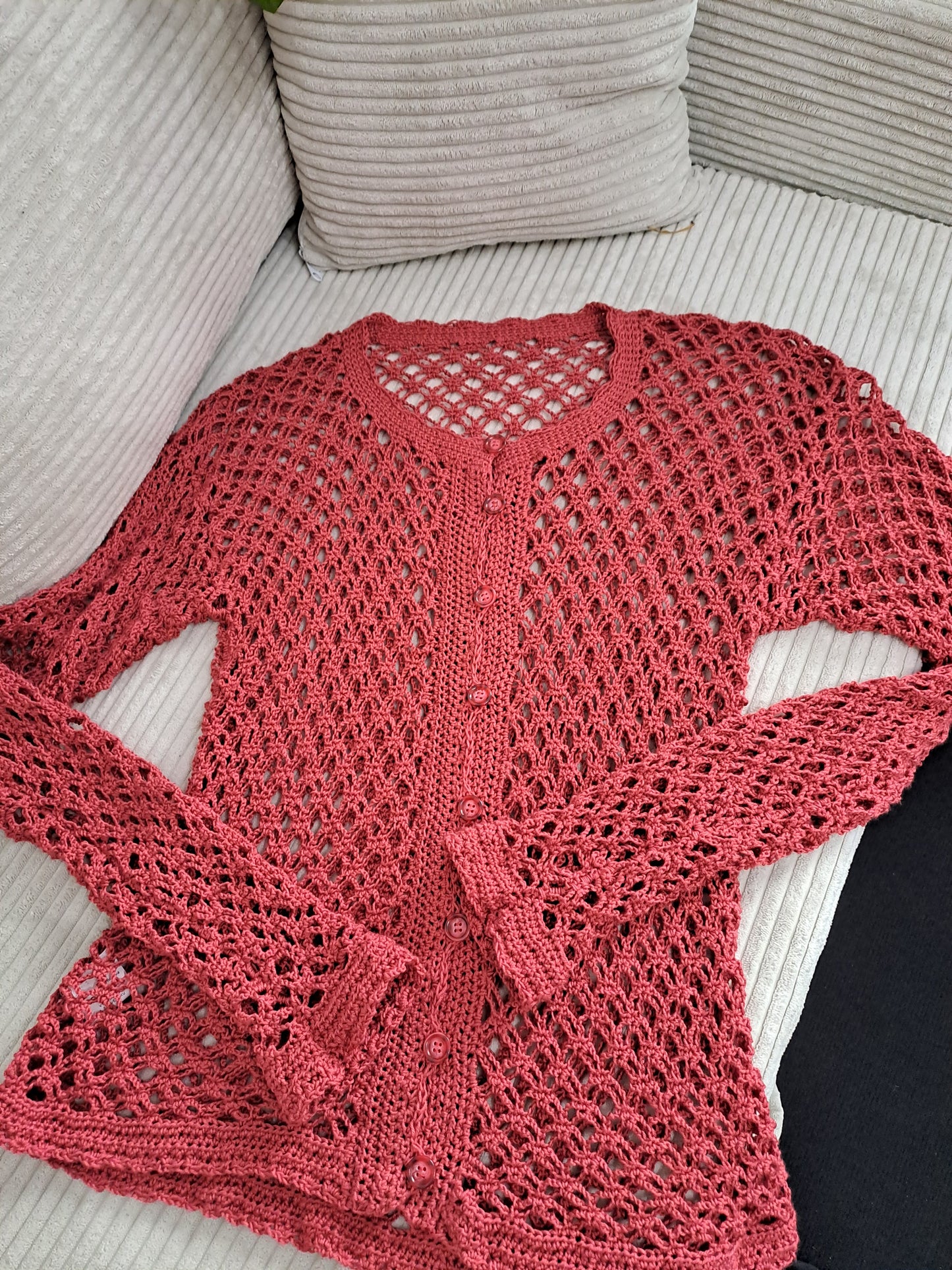 Háčkovaný červený sveter