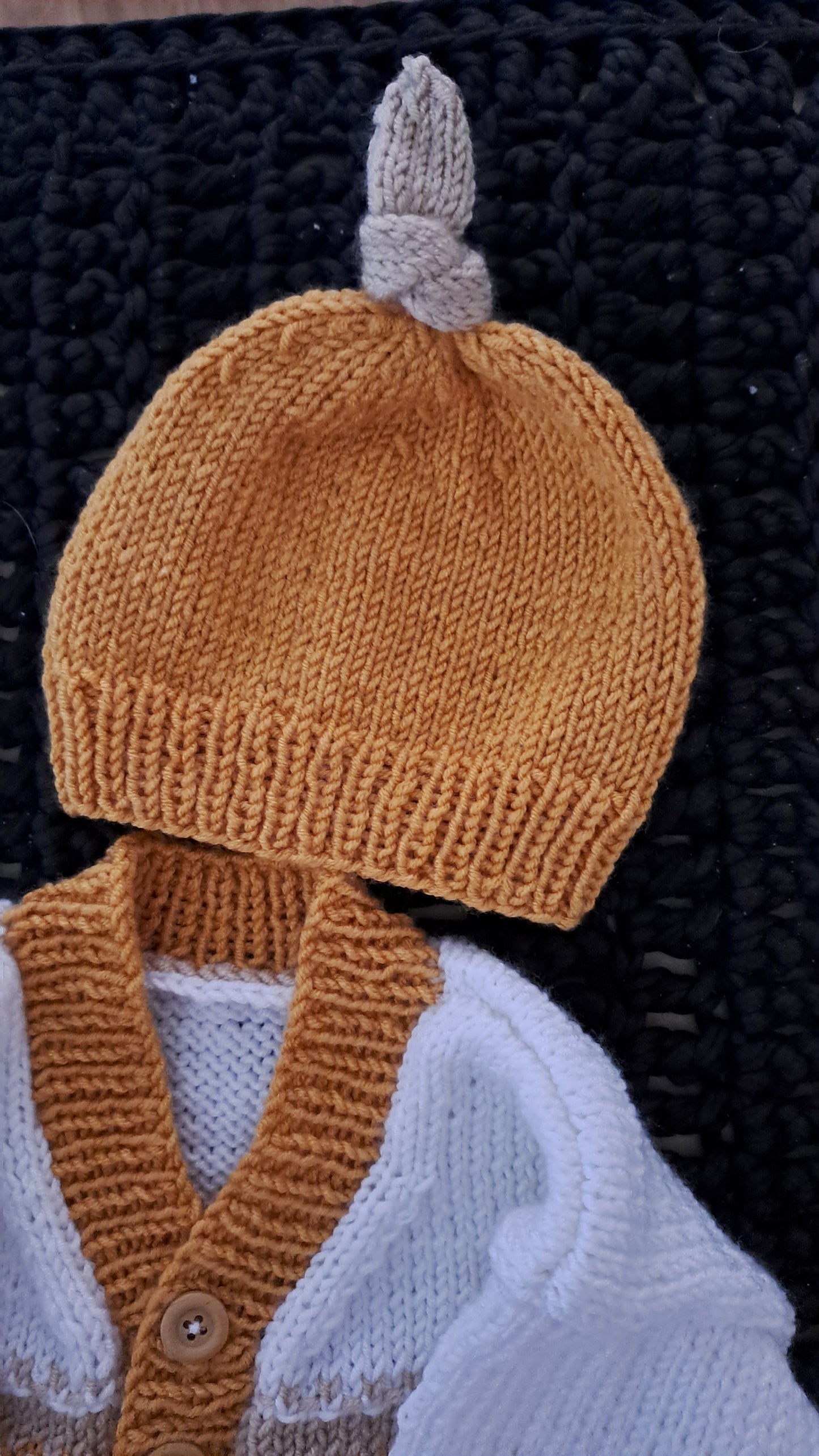 Pletený svetrík s čiapočkou