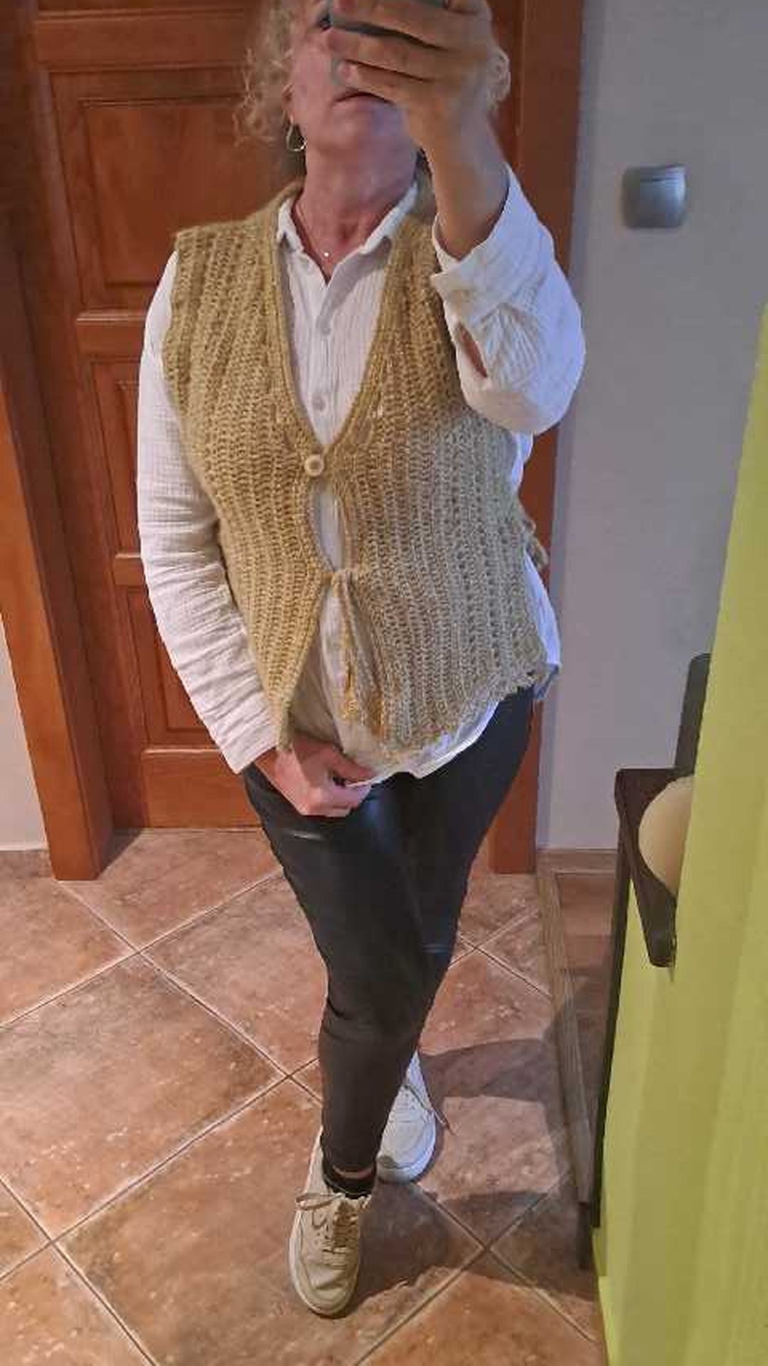 Gold háčkovaná vesta