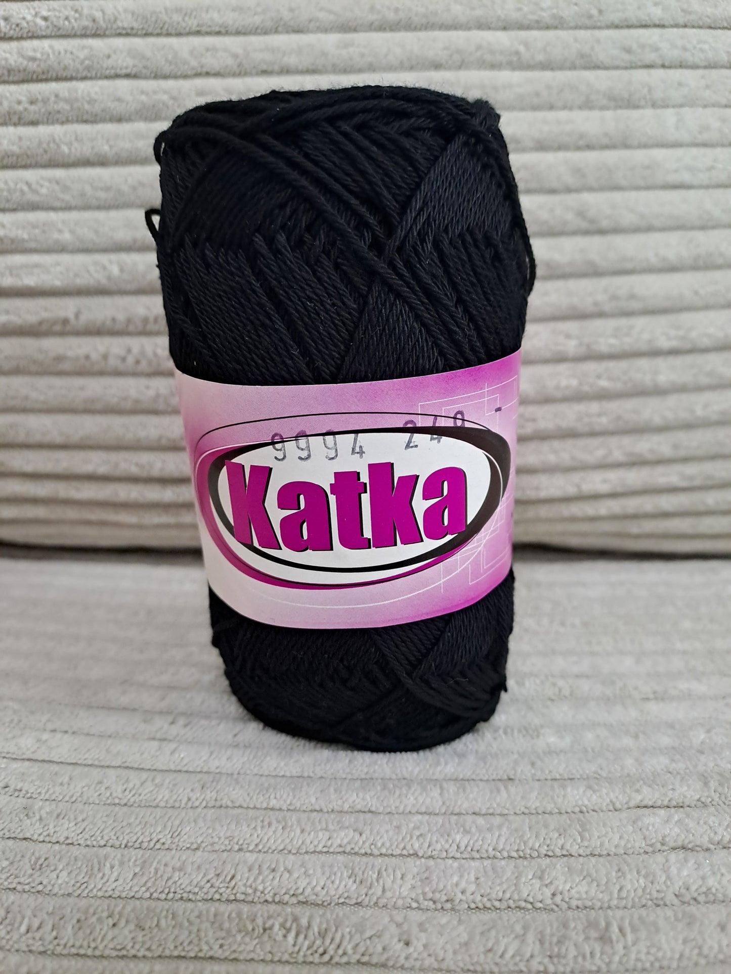 Katka priadza čierna