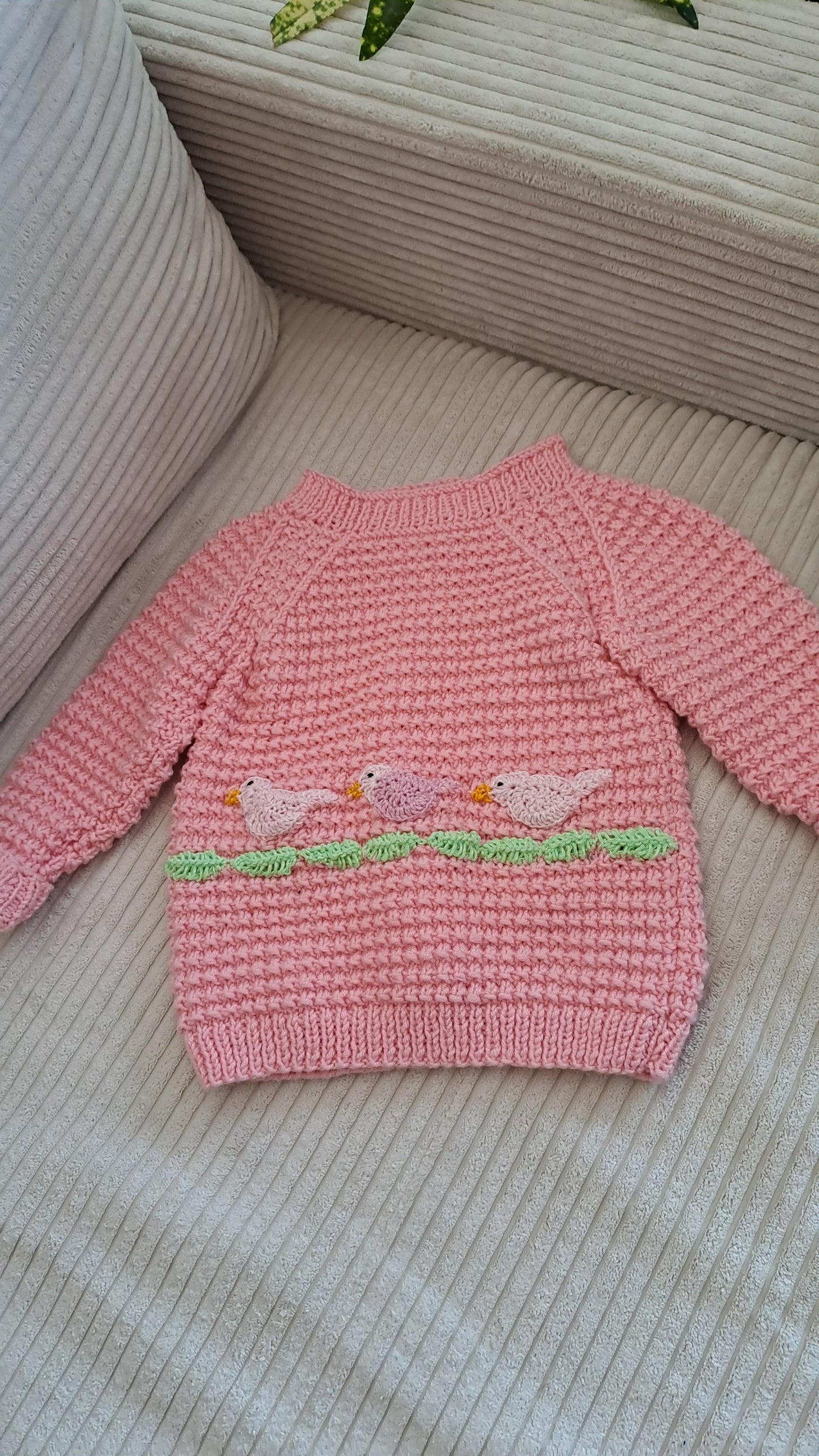 Detský pulóver s vtáčikmi