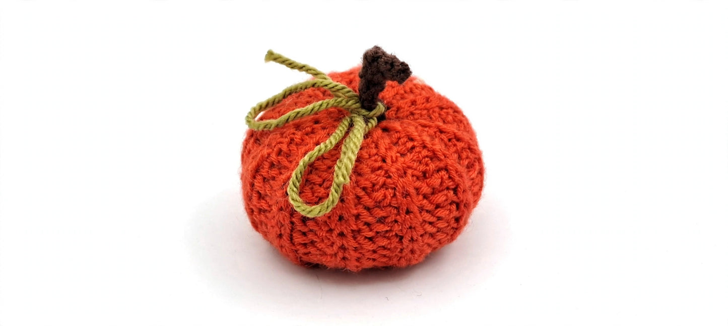Ručne háčkovaná tekvica/ malá- 8cm- DAMAX/jesenná dekorácia