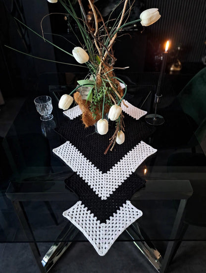 Ručne háčkovaný obrus na stôl Zig - Zag- Black & White
