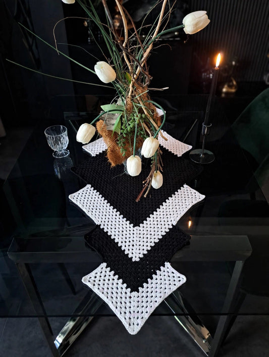 Ručne háčkovaný obrus na stôl Zig - Zag- Black & White