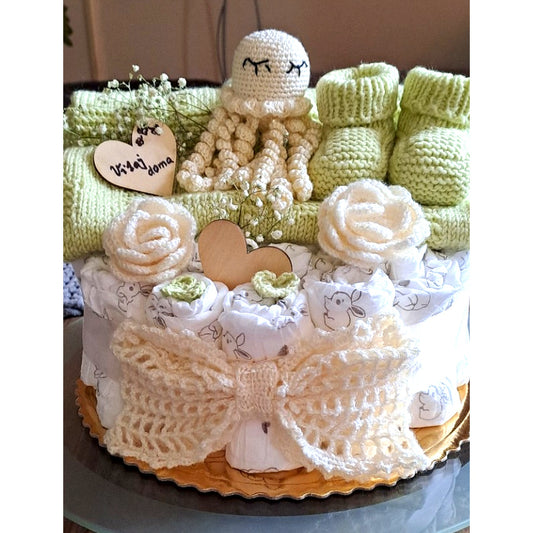 Plienková torta s handmade doplnkami – originálny darček pre bábätko